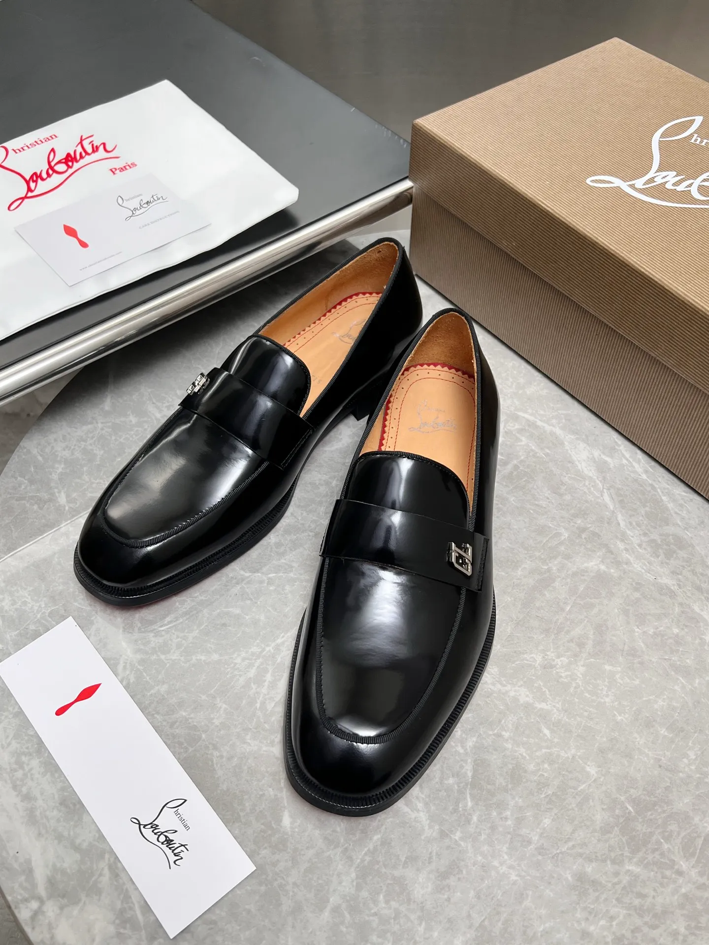 [CL red sole] Top P: 900💰 Number of yards: 39~44 (38.4546. Customized, non-refundable) CL new men's formal shoes Loaf leather shoes Christia* Loubouti* red sole shoes The red sole is luxurious and elegant, reshaping the style boundary of casual formal wear. It is extremely innovative in material selection, and creates a rich visual and tactile experience through the collision of different materials! Made of top-grade calfskin/glossy patent leather/spliced ​​technical fabric in contrasting colors. The upper is stitched by hand with fine and even stitching. It is based on the square-toe loafer shoe shape, with neat and elegant lines, which fits the toughness of men's wear. The upper is embellished with metal rivets, injecting individual details into classic loafers, breaking the mediocrity of casual shoes, and giving a concrete expression of "low-key luxury". From the original color/red cowhide lining inside the shoe to the instantly recognizable red sole, the "red sole" is not only the brand's visual identity, but also a "luxury codeword" when walking. The red sole exposed inadvertently conveys taste and identity instantly. From the innovative splicing of materials, to the personalized fusion of design, to the ingenious inheritance of craftsmanship, the Christian Louboutin men's loafer series is not only a pair of casual shoes, but also a "yuppie style" dressing weapon for men. Whether it is a casual business meeting or a casual look for daily travel, it can help you become a unique and stylish man in every occasion with its "red Loaf" attitude.
